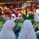 Suasana aktivitas Rabu Literasi di SD Negeri Borong, Makassar. Murid-murid antusias membaca buku selama 15 menit di area panggung pertunjukan seni sebelum jam pelajaran dimulai.