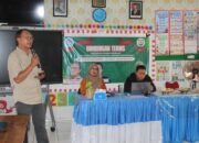 Pegiat Literasi Rusdin Tompo saat menyampaikan materi dalam Bimbingan Teknis (Bimtek) Program Inovasi Sekolah di UPTD SPF SD Negeri Borong Makassar, Sabtu (5/9/2026).