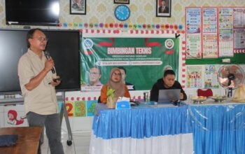 Pegiat Literasi Rusdin Tompo saat menyampaikan materi dalam Bimbingan Teknis (Bimtek) Program Inovasi Sekolah di UPTD SPF SD Negeri Borong Makassar, Sabtu (5/9/2026).