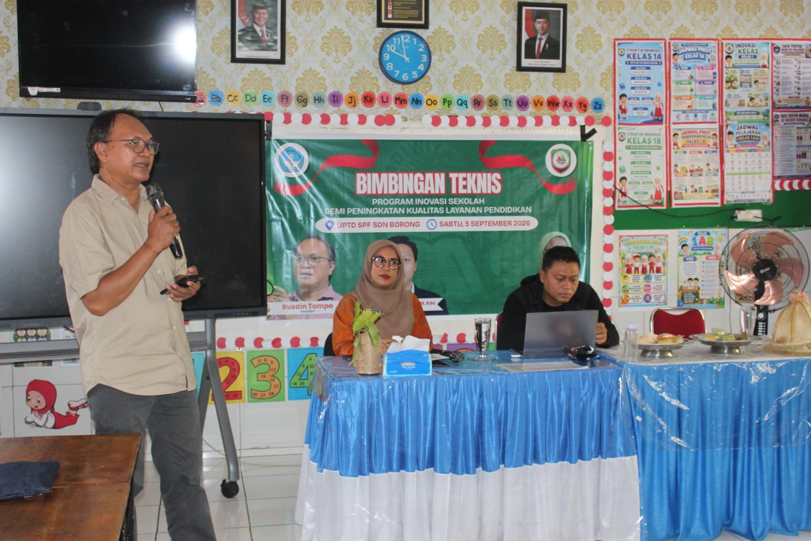 Pegiat Literasi Rusdin Tompo saat menyampaikan materi dalam Bimbingan Teknis (Bimtek) Program Inovasi Sekolah di UPTD SPF SD Negeri Borong Makassar, Sabtu (5/9/2026).