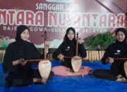 Tiga pasinrilik perempuan Sanggar Seni Antara Nusantara memainkan kesok-kesok sebagai upaya melestarikan sinrilik di kalangan generasi muda.