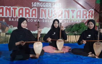 Tiga pasinrilik perempuan Sanggar Seni Antara Nusantara memainkan kesok-kesok sebagai upaya melestarikan sinrilik di kalangan generasi muda.