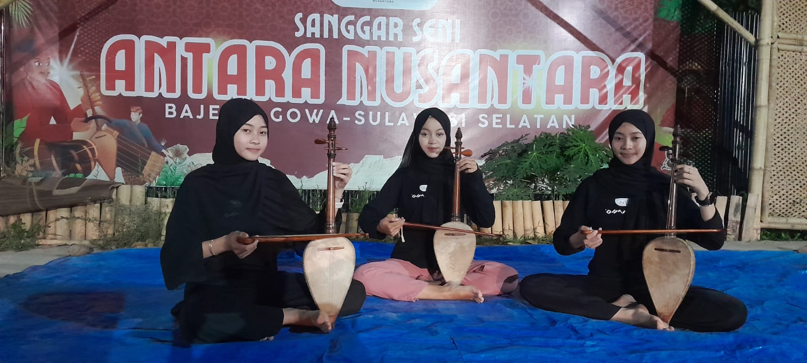 Tiga pasinrilik perempuan Sanggar Seni Antara Nusantara memainkan kesok-kesok sebagai upaya melestarikan sinrilik di kalangan generasi muda.