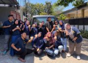 Tim CV Arashi Cosmetindo bersiap membagikan 1.000 cup kopi gratis kepada masyarakat yang sedang mengantre BBM di salah satu SPBU di Kota Makassar, Senin (14/9/2026).