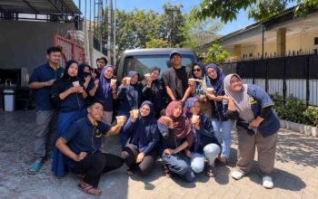 Tim CV Arashi Cosmetindo bersiap membagikan 1.000 cup kopi gratis kepada masyarakat yang sedang mengantre BBM di salah satu SPBU di Kota Makassar, Senin (14/9/2026).