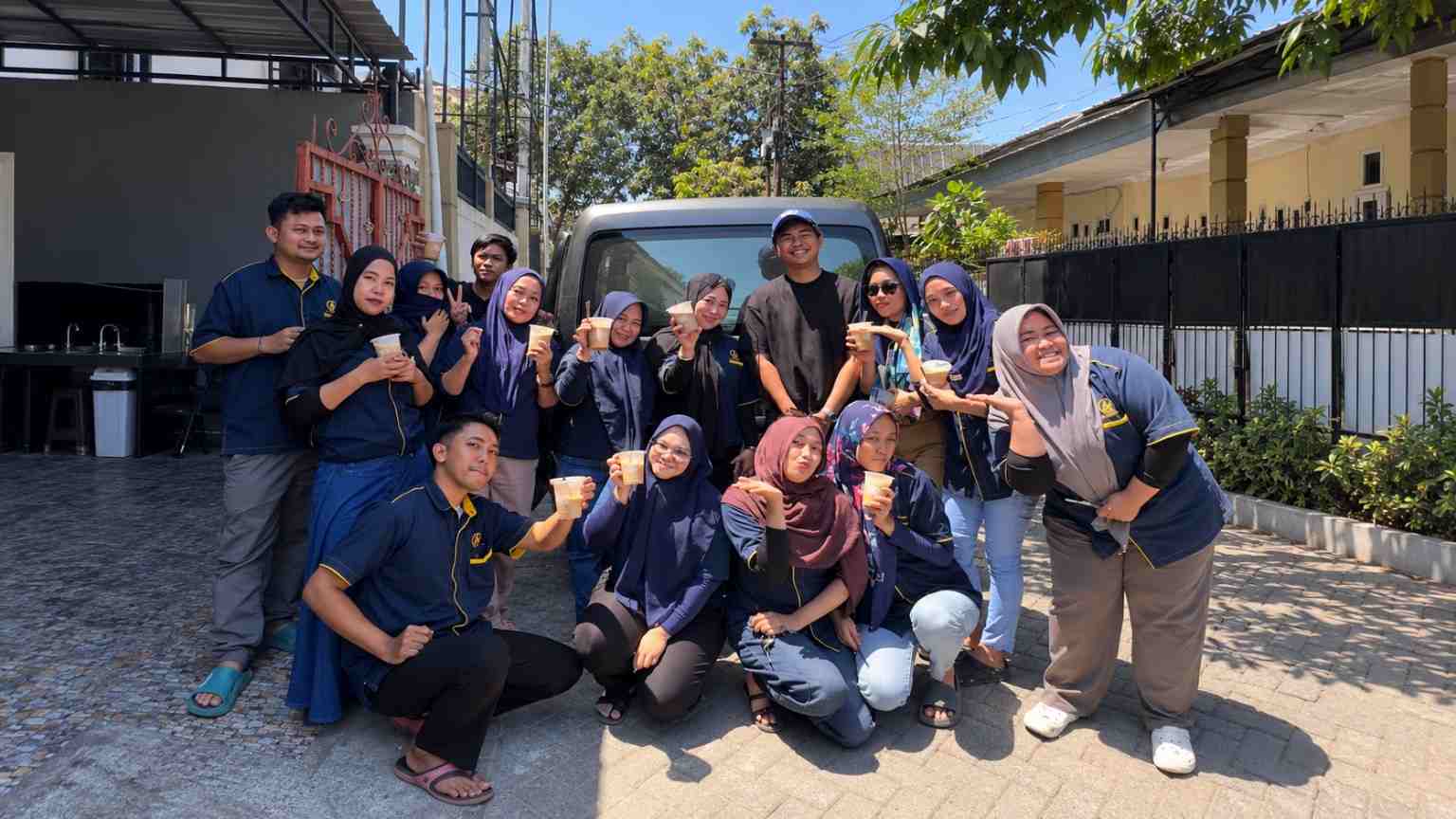 Tim CV Arashi Cosmetindo bersiap membagikan 1.000 cup kopi gratis kepada masyarakat yang sedang mengantre BBM di salah satu SPBU di Kota Makassar, Senin (14/9/2026).
